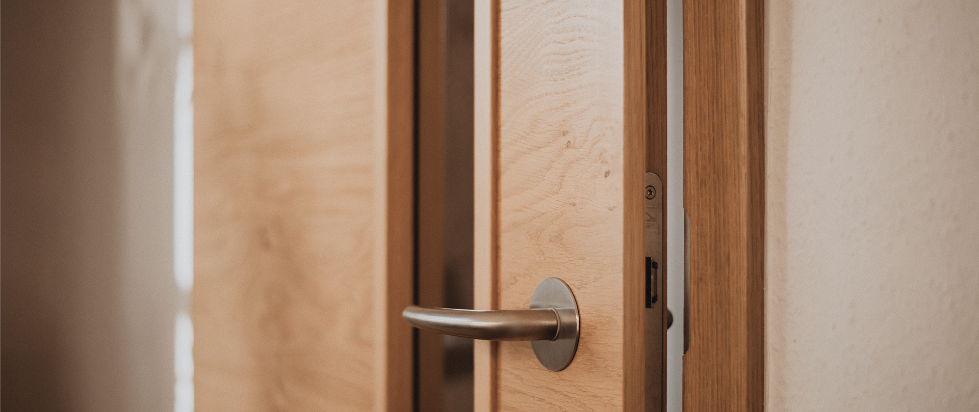 Holz-Innentüren und Fenster nach Maß – individueller Innenausbau vom Tischler