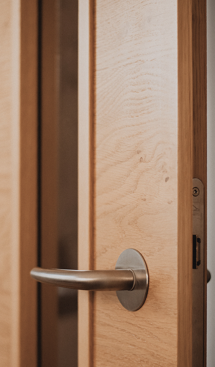 Holz-Innentüren und Fenster nach Maß – individueller Innenausbau vom Tischler