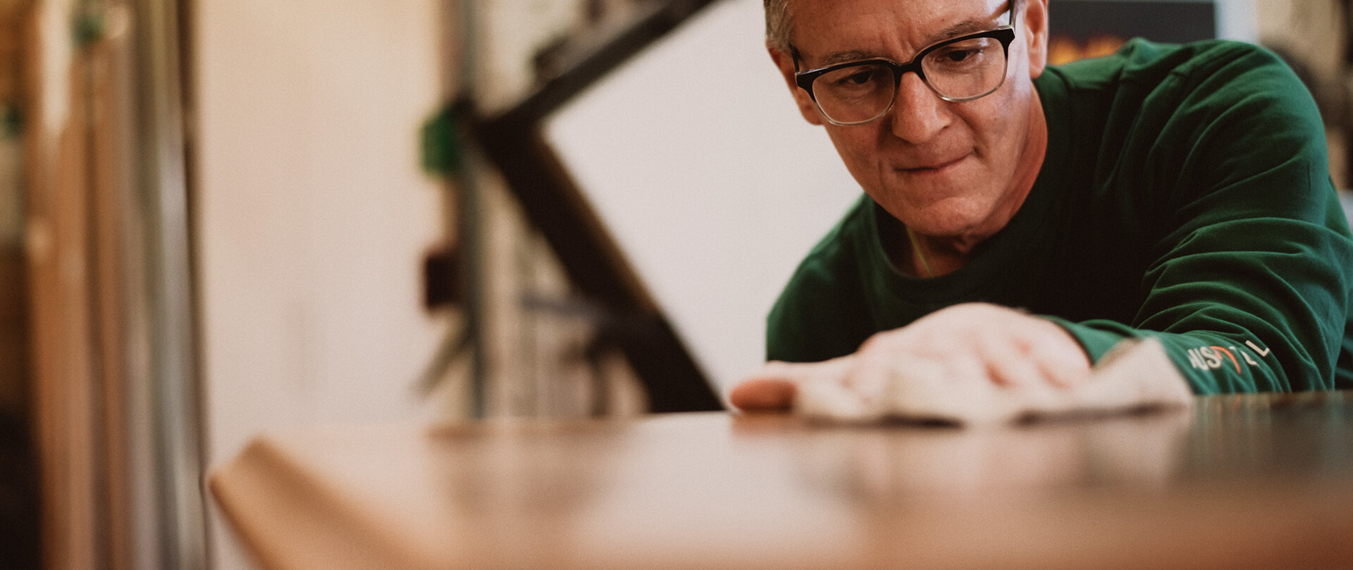 Schreinermeister Marc Bell-Schäfgen bei der Arbeit - Innenausbau und Möbel nach Maß